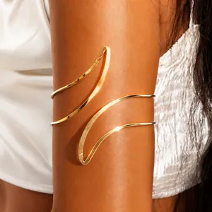 Bracelet de bras doré minimaliste avec un design ondulé à double couche pour femme