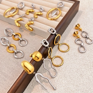 Tweekleurige geometrische oorbellen set met hart- en ringvormen in goud- en zilverlook