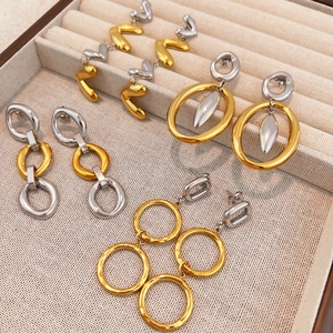 Tweekleurige hart- en ringoorringen set in gepolijst goud en zilver roestvrij staal