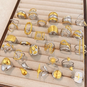 Collection de bagues en acier inoxydable bicolore or 18 carats et argent dans un écrin