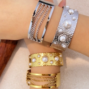 Bracelets en acier titane avec perles et texture martelée en finitions or et argent