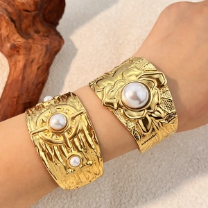 Bracelet large doré vintage avec motif floral en relief et incrustations de perles blanches