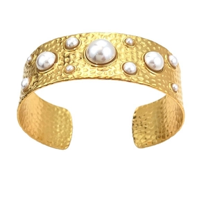 Bracelet manchette doré vintage avec texture martelée et incrustations de perles