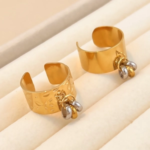 Δαχτυλίδια από ανοξείδωτο ατσάλι 18k με σφυρήλατη υφή και τρίχρωμο κρεμαστό κόσμημα