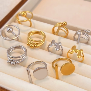 Bagues minimalistes géométriques en acier inoxydable 18K or et argent sur plateau velours
