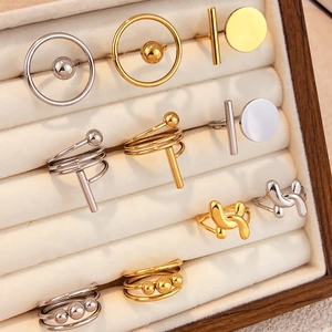 Bagues géométriques minimalistes en acier inoxydable or 18 carats et argent sur plateau