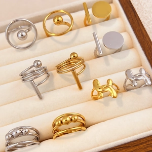 Collection de bagues géométriques en acier inoxydable en finitions or 18K et argent
