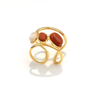 Minimalistischer goldener Edelstahlring mit drei bunten ovalen Edelstein-Inlays