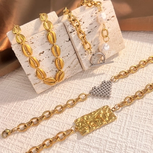 18K vergoldetes Edelstahlarmband mit geometrischen Anhängern und Muschel-Detail