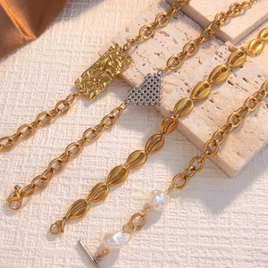 18K vergoldetes Edelstahl-Armband-Set mit Herzanhänger und weißen Perlendetails für Damen