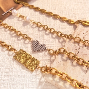 18K vergoldetes Edelstahl-Armbandset mit Herz-, Perlen- und Muschelanhängern