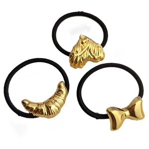 Lot de 3 chouchous noirs avec breloques dorées en métal en forme de cœur, nœud et croissant