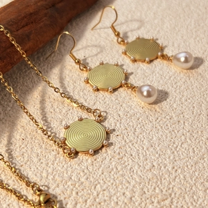 Set gioielli in acciaio placcato oro 18K con dischi a spirale e perle a goccia