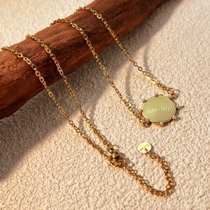 Collana in acciaio inossidabile dorato con ciondolo a spirale e decoro di perline