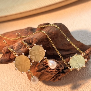 Set di Gioielli Vintage in Acciaio Inossidabile Placcato Oro per Donna Con Ciondolo Tondo a Spirale e Set di Collana e Orecchini con Künstliche Perle d'Imitazione