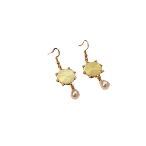 Orecchini a spirale in acciaio inossidabile placcato oro 18K con eleganti ciondoli perla