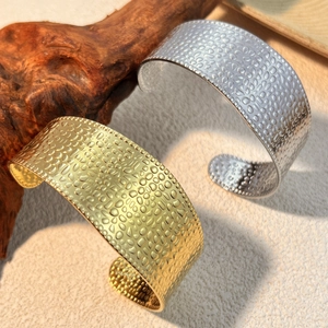 Minimalistisches C-Förmiges Offenes Manschettenarmband Aus Edelstahl Für Damen Gehämmerte Kieselstein-Textur Verstellbarer Breiter Modeschmuck