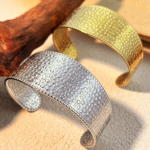 Verstellbare C-förmige Armreifen aus Edelstahl mit Hammerschlag-Optik in Gold und Silber