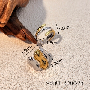 Modernes zweifarbiges Titanstahl Ring-Set mit Schicht- und Perlendesign auf Holzbasis