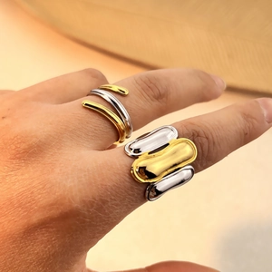 Zweiteiliges Ring-Set aus Titanstahl mit Gold-Silber-Spiral- und Säulendesign für Damen