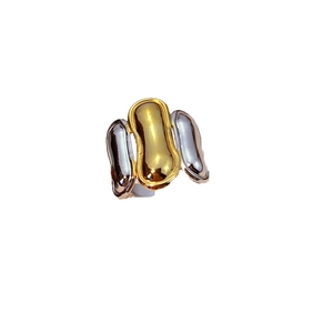 Minimalistischer Ring aus Titanstahl mit drei Bohnen in Gold und Silber