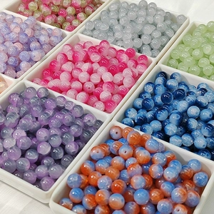 Perles en verre craquelé de 8mm pour bijoux DIY disposées dans un plateau organisateur blanc