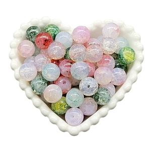 Perline di vetro multicolore da 10mm con trama effetto ghiaccio in una ciotola bianca