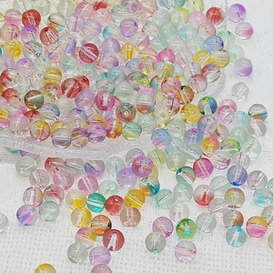 Vue macro de perles en verre colorées 6-8mm avec trous pour la création de bijoux DIY