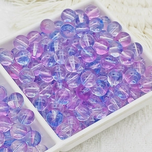 Détail macro de perles en verre dégradé violet et bleu pour bijoux DIY