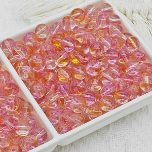 Gros plan sur des perles de verre dégradé rose et orange de 6 à 10mm pour bijoux DIY