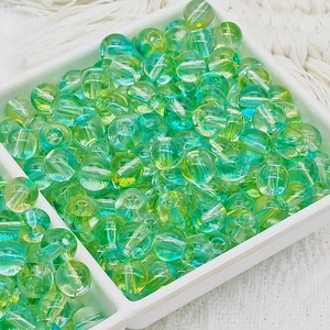 Détail macro de perles en verre dégradé vert-jaune avec fini irisé pour bijoux DIY