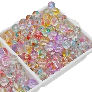 Perles de verre irisées colorées dans une boîte pour accessoires de bijoux DIY