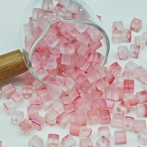 Κοντινή λήψη 7mm παγωμένων ροζ ντεγκραντέ γυάλινων χαντρών κύβου για κοσμήματα