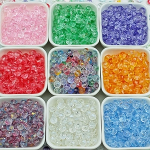 Vista macro di perle di vetro sfaccettate in nove colori sfumati per gioielli fai-da-te
