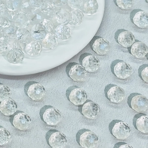 Dettaglio di perle in cristallo di vetro sfaccettato per la creazione di gioielli DIY