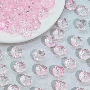Vista macro di perle di cristallo sfaccettate rosa per la creazione di gioielli fai da te