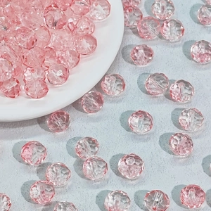 Dettaglio macro di perline di cristallo rosa sfaccettate per gioielli fai da te