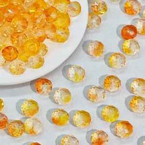 Vista macro di perle di cristallo sfaccettate da 8mm con sfumatura arancione per DIY