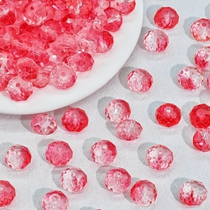 Dettaglio perline di cristallo sfaccettate sfumate rosa e rosso per gioielli fai da te