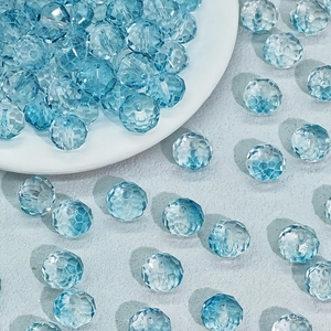 Dettaglio macro di perline di vetro sfaccettato azzurro per la creazione di gioielli fai-da-te