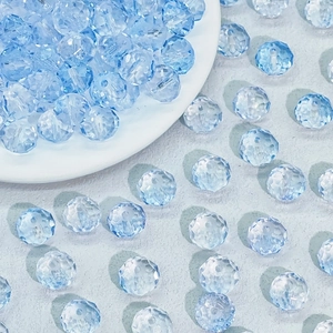 Dettaglio di perle in cristallo azzurro sfaccettato per la creazione di gioielli fai-da-te