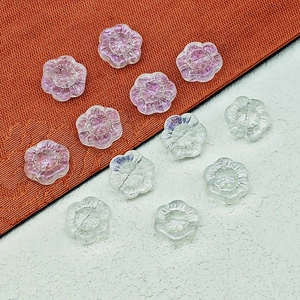 Vue détaillée de perles de tournesol en verre irisées 14mm lilas et transparentes pour bijoux