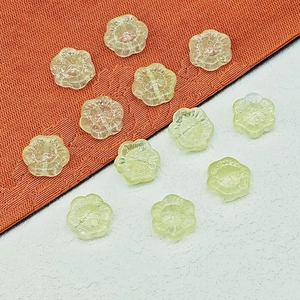 Détail de perles de verre de 14mm en forme de tournesol pour création de bijoux