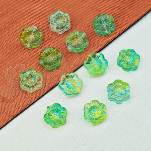 Vue macro de perles tournesol dégradées de 14mm pour la création de bijoux DIY