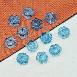 Vue macro de perles en verre tournesol bleu clair 14mm pour création de bijoux DIY