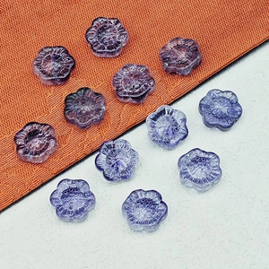 Gros plan de perles tournesol violettes de 14mm pour la création de bijoux DIY