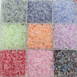 Vue détaillée de perles carrées en verre dépoli de 7mm pour création de bijoux DIY