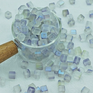 Détail macro de perles cubes givrées de 7mm avec fini iridescent pour bijoux DIY