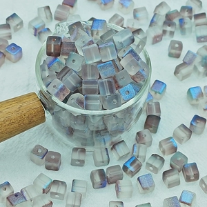 Vue détaillée de perles carrées en verre dépoli 7mm avec fini dégradé pour bijoux DIY