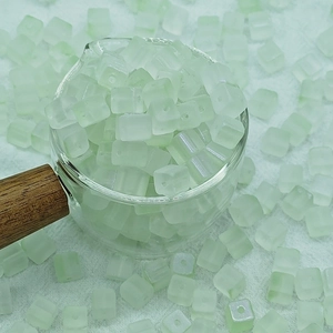 Gros plan de perles carrées dépolies vert menthe de 7mm pour la fabrication de bijoux DIY